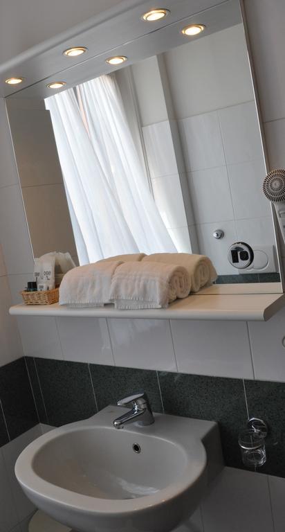 Albergo Della Corona Binasco Exteriör bild