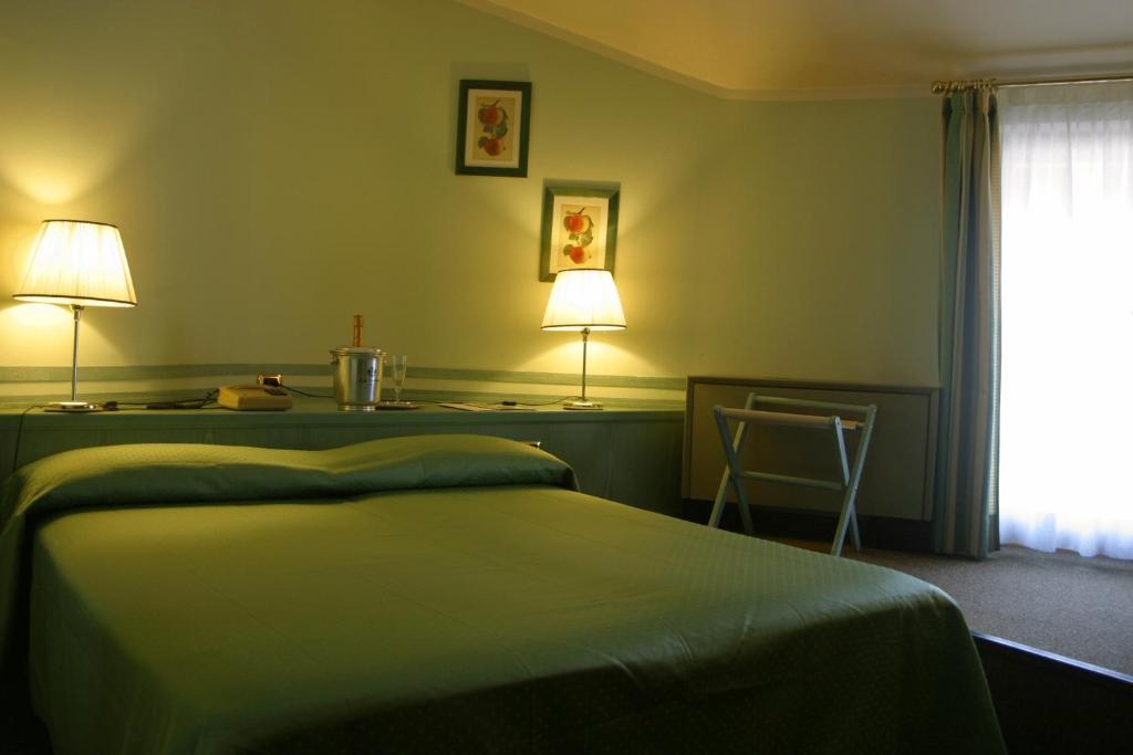 Albergo Della Corona Binasco Exteriör bild